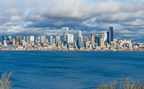 A view of the seattle skyline on a clear day.