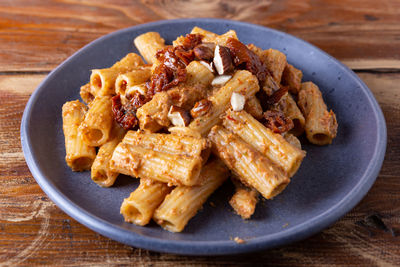 Pasta with dried tomato and almond pesto. vegan recipe, ideal for lunch and dinner.