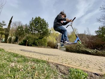 Man skateboarding on skateboard against sky