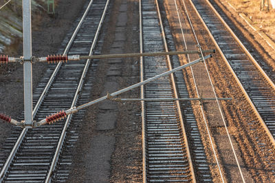 Parallell railway tracks in low sunlight
