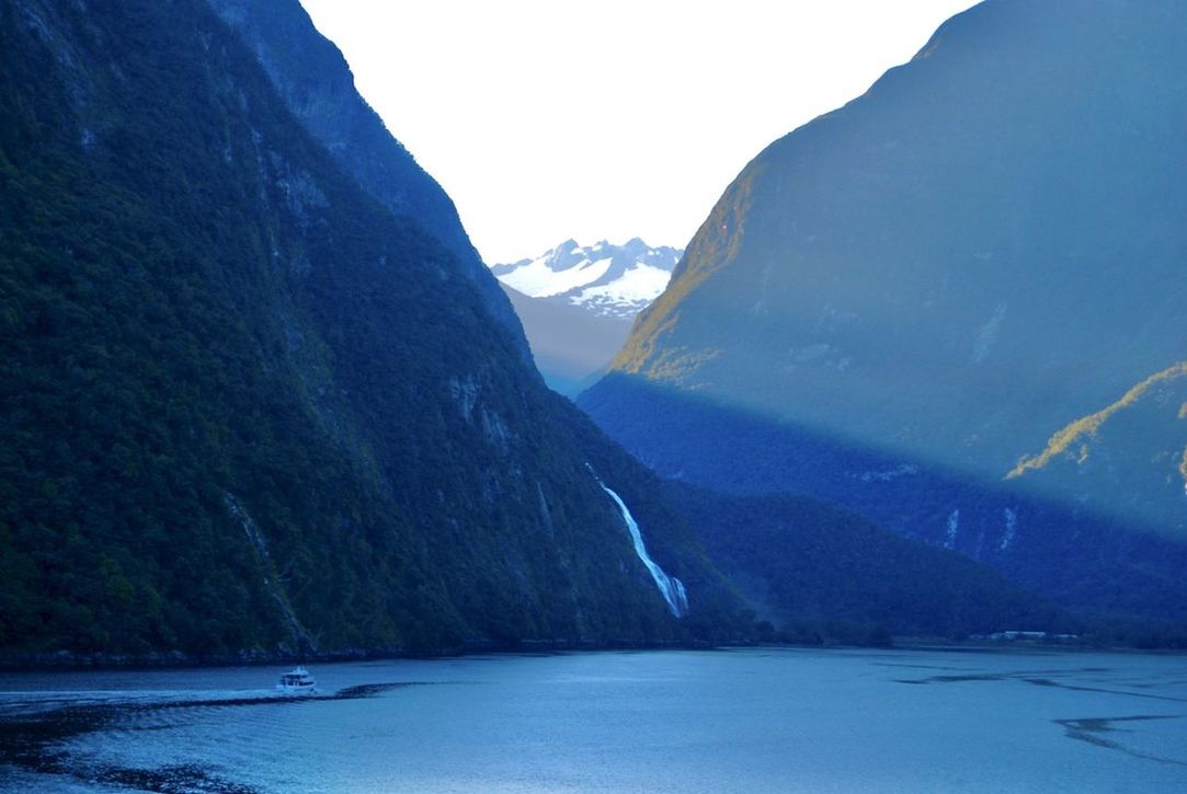 LAKE BY MOUNTAINS AGAINST SKY