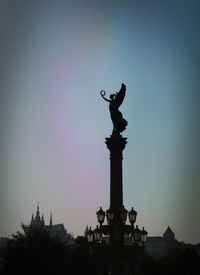 Statue against sky