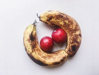 High angle view of apples in plate on table