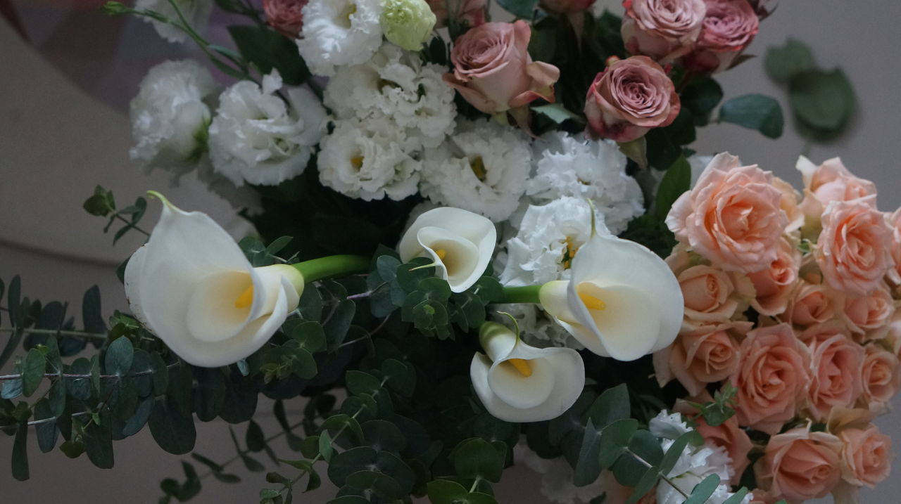 HIGH ANGLE VIEW OF ROSE BOUQUET ON WHITE ROSES