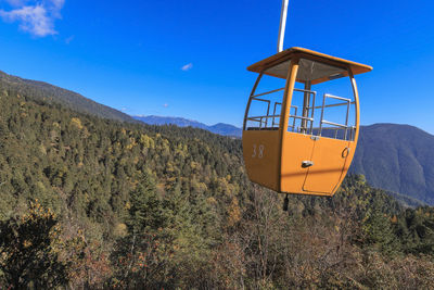 Empty cable car at jade dragon snow mountain