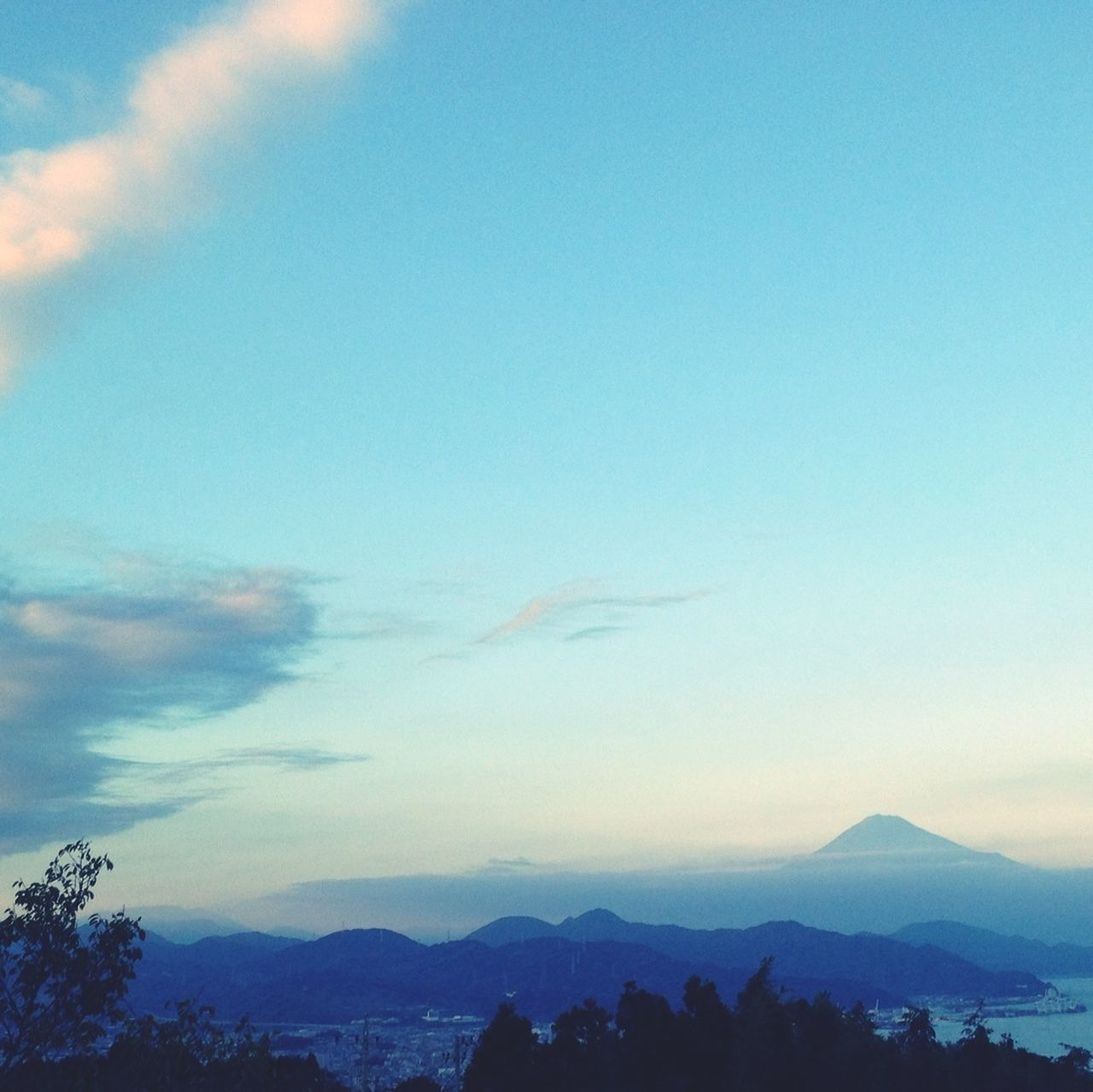 mountain, scenics, tranquil scene, mountain range, tranquility, beauty in nature, sky, blue, landscape, nature, silhouette, copy space, idyllic, tree, non-urban scene, outdoors, cloud - sky, no people, dusk, majestic