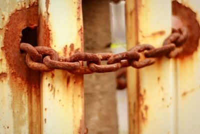 Close-up of rusty metal chain