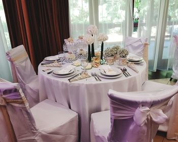 Table and chairs in room