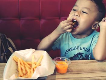 Midsection of man eating food