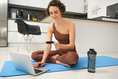 Portrait of woman exercising in gym