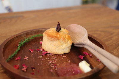 Close-up of bread in plate on table
