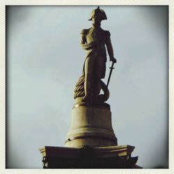 statue