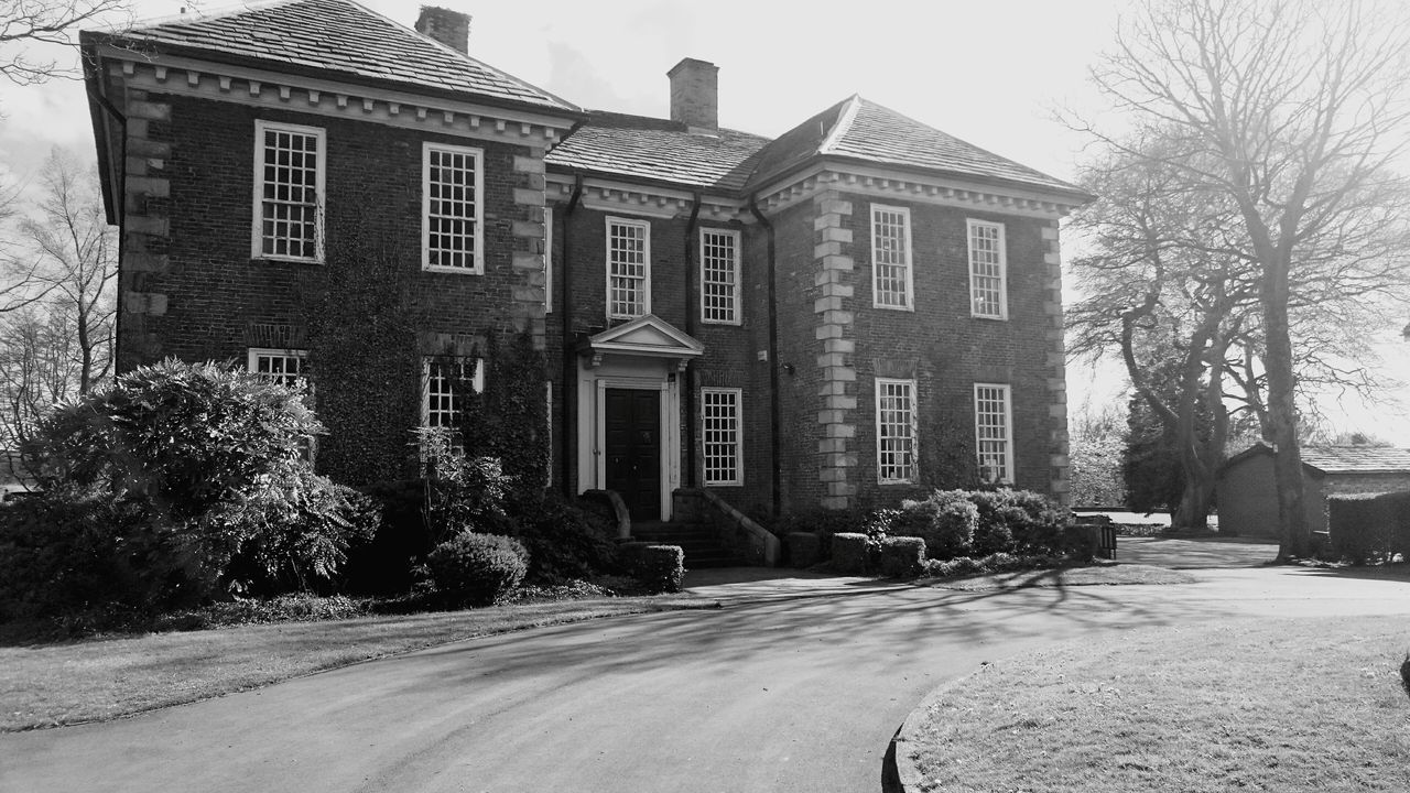 building exterior, architecture, built structure, street, tree, residential building, house, building, residential structure, road, city, window, bare tree, transportation, day, outdoors, sky, car, clear sky, the way forward