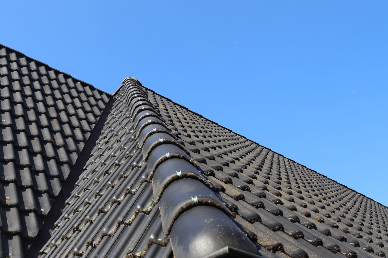 LOW ANGLE VIEW OF MODERN BUILDING AGAINST SKY