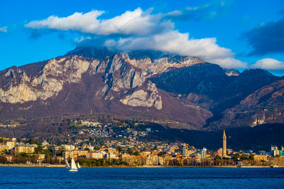 The city of lecco, with its lakefront and its buildings, photographed by day.
