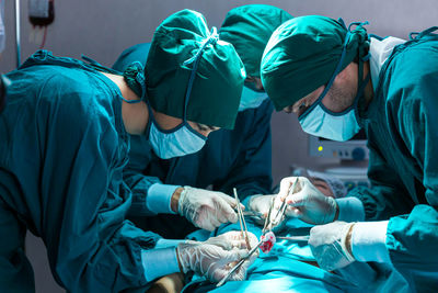 Doctors are treating patients in operating rooms equipped with modern medical equipment.