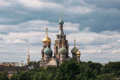 Close up domes of savior on the blood church in saint petersburg. cloudy sky. 