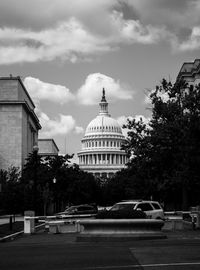 Black and white image of the united states capitol 