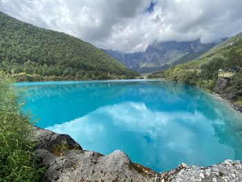 Panoramic view of lake and mountains against sky