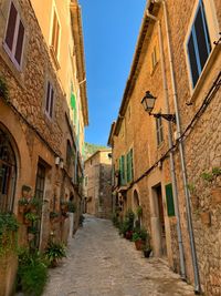 Narrow alley amidst buildings in city