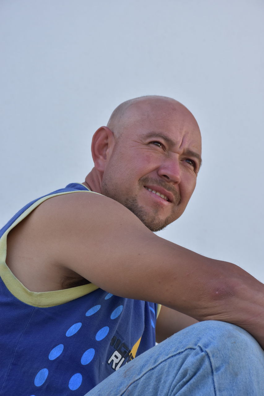 PORTRAIT OF SMILING MID ADULT MAN