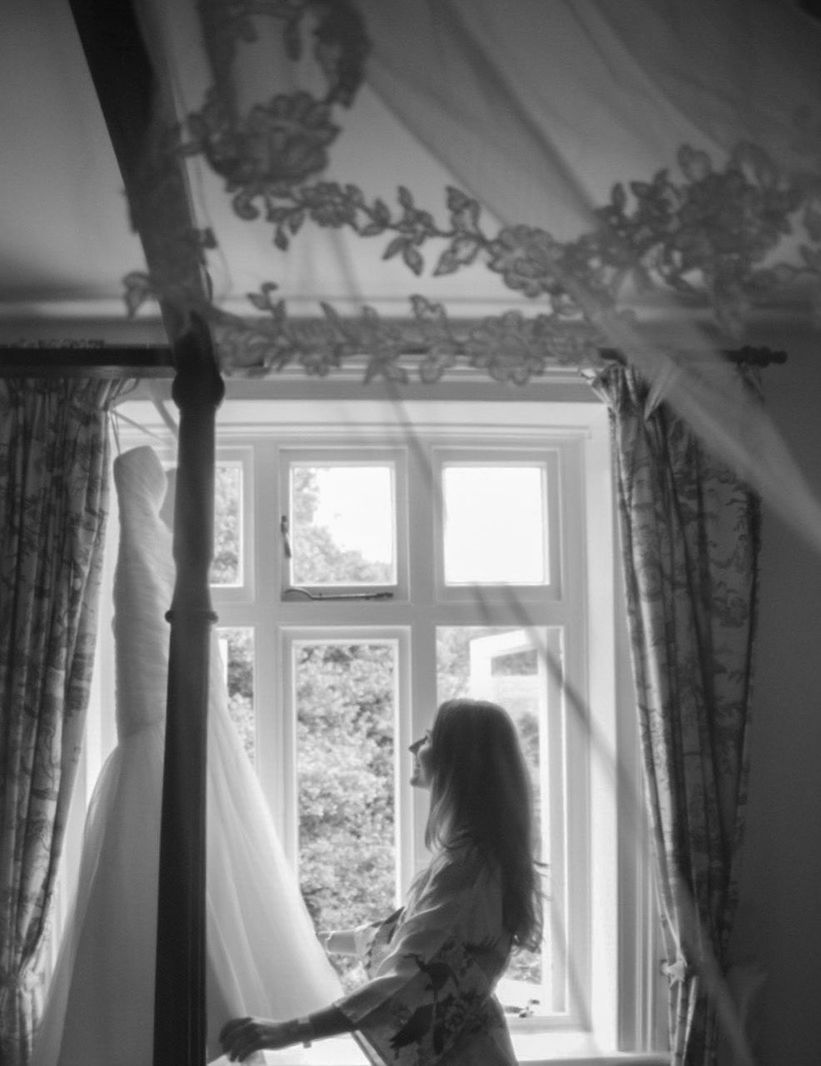 SIDE VIEW OF WOMAN LOOKING AT WINDOW