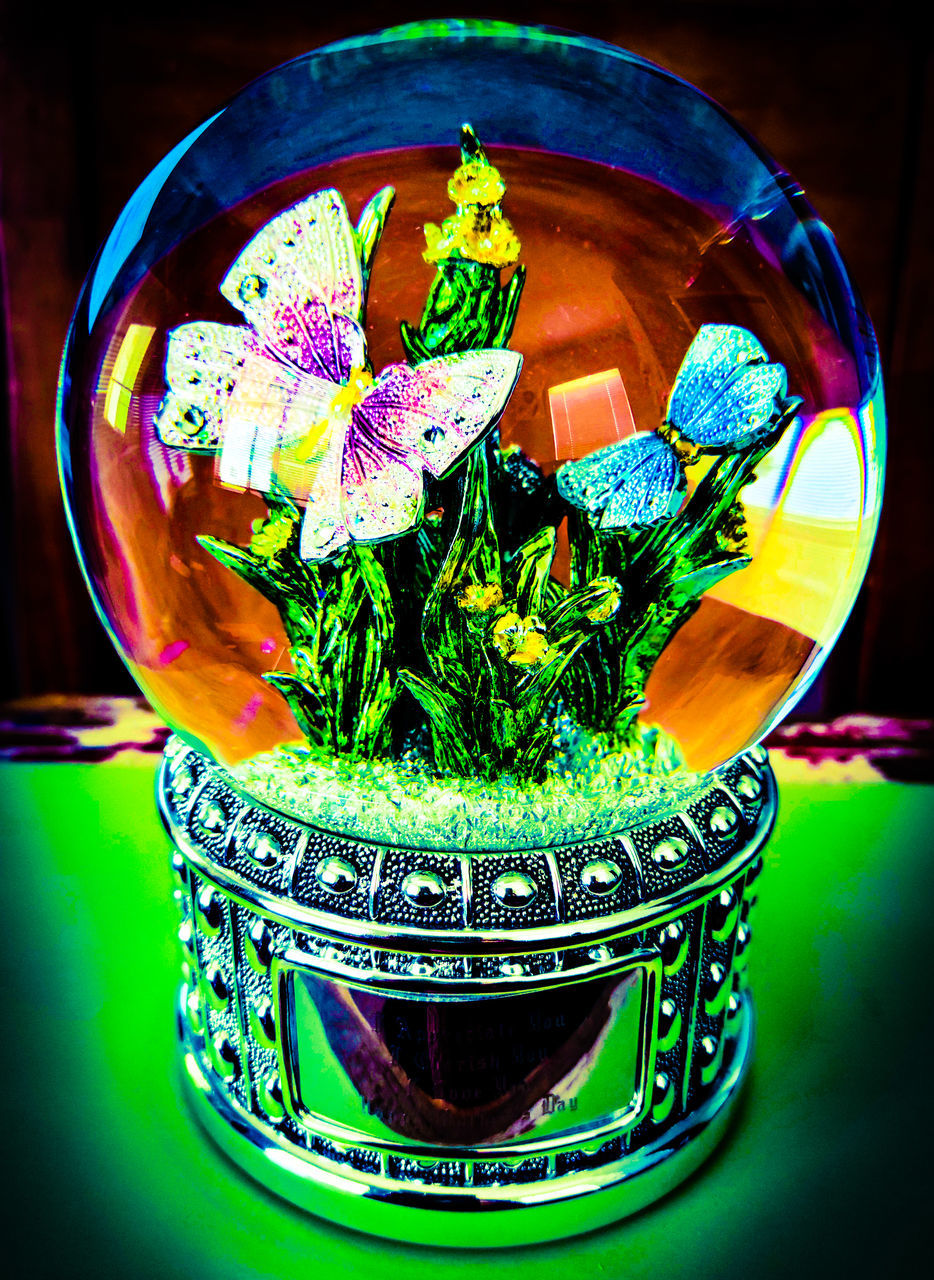 CLOSE-UP OF GLASS ON TABLE