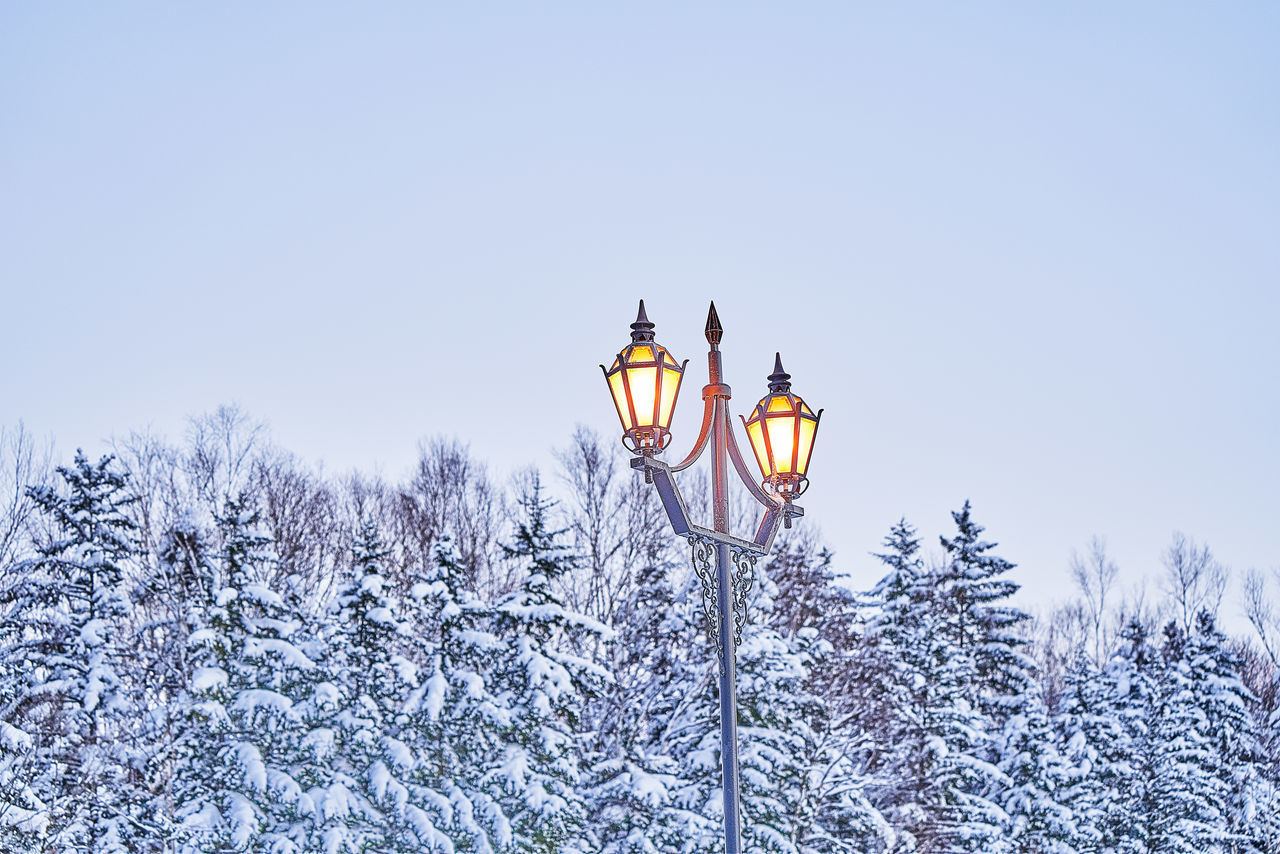 LOW ANGLE VIEW OF STREET LIGHT AGAINST CLEAR BLUE SKY