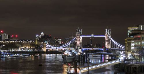 Night photo of the tower bridge illuminated