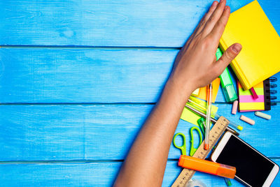 The student does not want to learn and removes school supplies on the desk. student prefers 