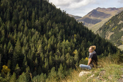 Full length of woman sitting on land