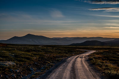 The road from høvringen to smuksjøseter fjellstue, blåhøe 1617 meter in horisont