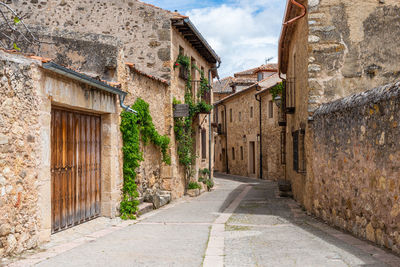 Narrow alley amidst buildings in city