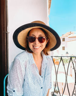 Portrait of smiling young woman wearing sunglasses