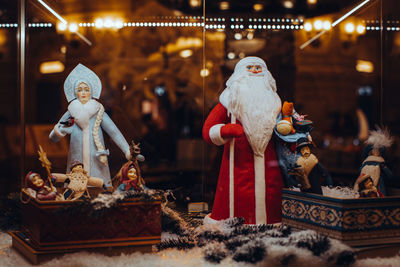 Vintage russian toys snegurochka and santa claus on a shop window. christmas and new year details