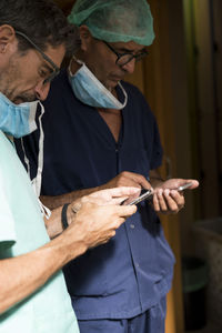 Surgeons using smartphones together