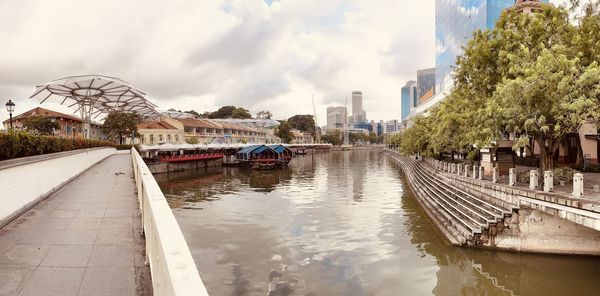 This is a singapore river and also business and economic district it also the tourism area 