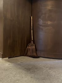 Metallic structure against wall