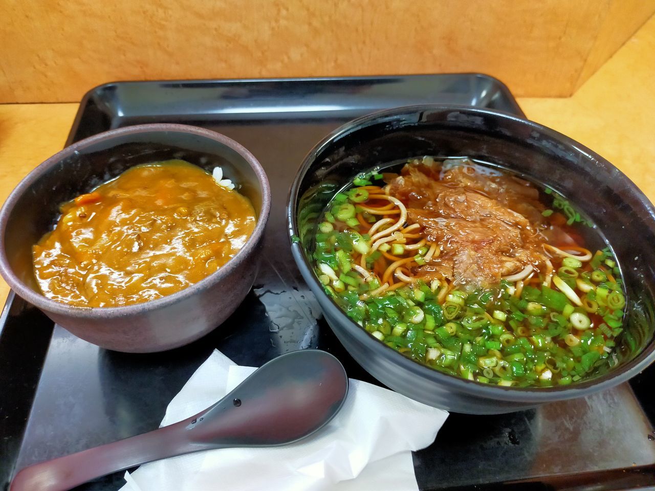 HIGH ANGLE VIEW OF FOOD IN BOWL ON TABLE