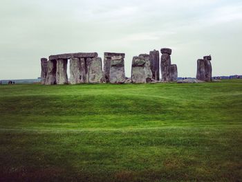 Rock formations at stonehenge against sky