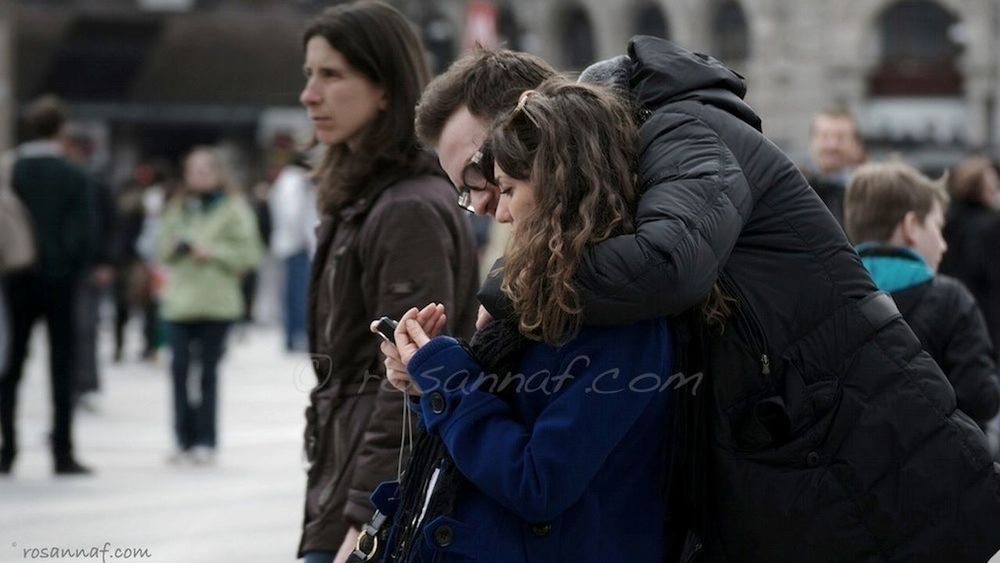 lifestyles, men, focus on foreground, leisure activity, casual clothing, person, large group of people, incidental people, street, standing, holding, rear view, togetherness, waist up, outdoors, day, communication, city