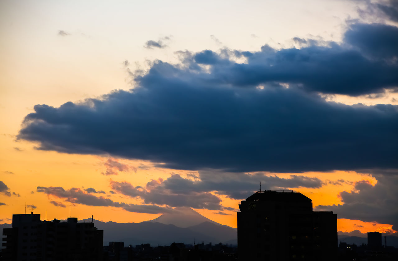 SILHOUETTE BUILDINGS AGAINST SKY DURING SUNSET IN CITY