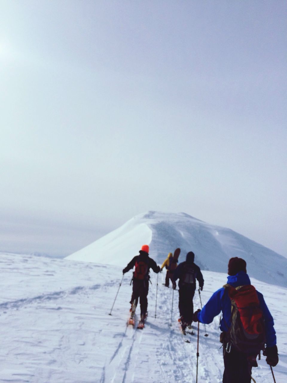 winter, cold temperature, lifestyles, snow, leisure activity, copy space, men, weather, season, clear sky, full length, rear view, standing, person, vacations, walking, mountain, tourist