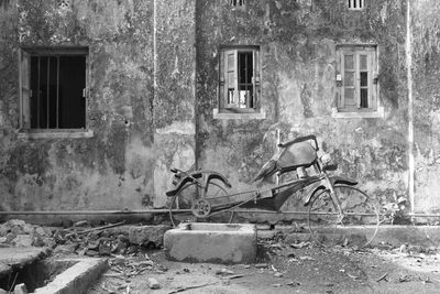 Abandoned bicycle by old building