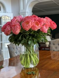 Close-up of pink roses in vase on table