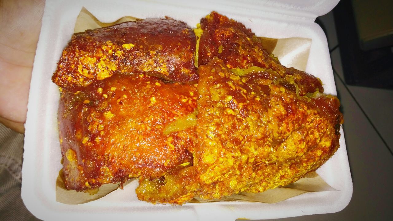 HIGH ANGLE VIEW OF BREAD ON PLATE