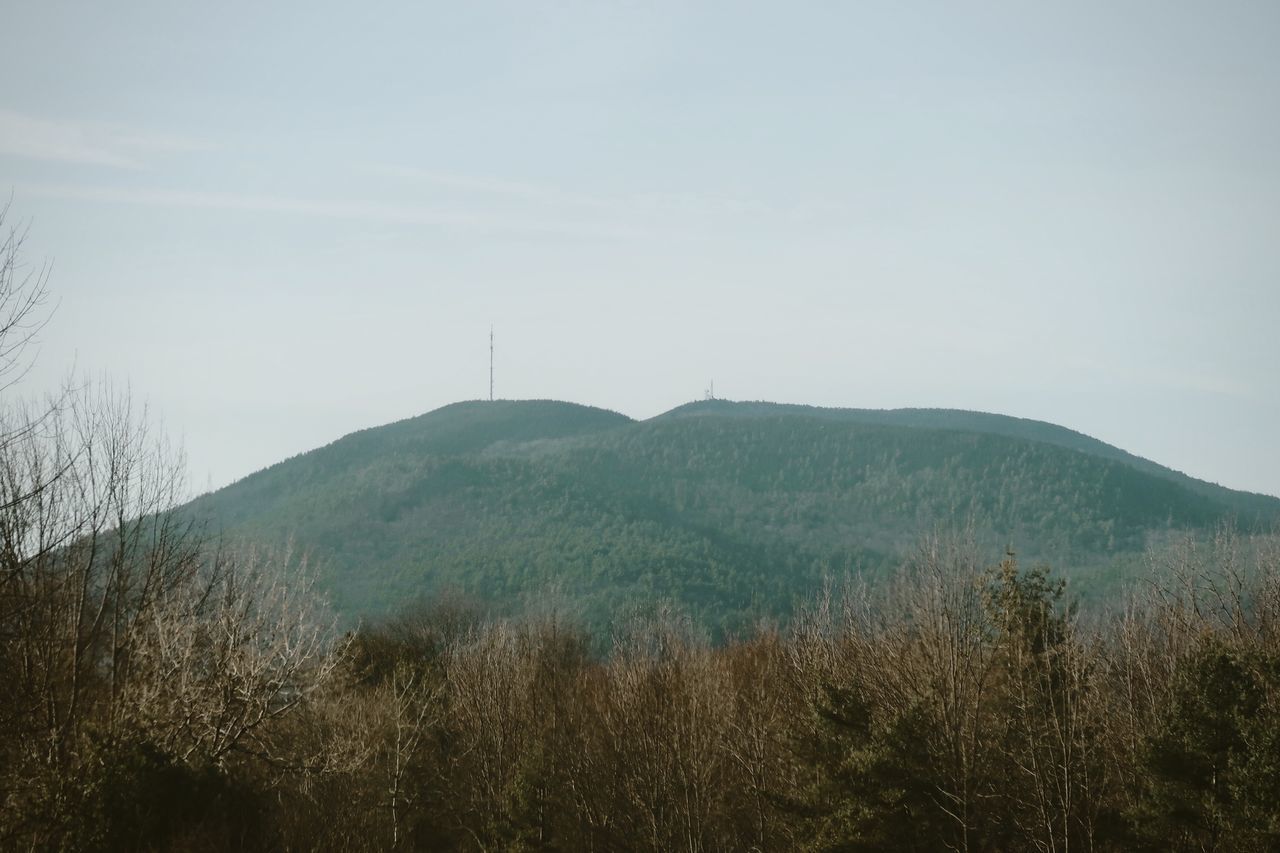 SCENIC VIEW OF LAND AND MOUNTAINS AGAINST SKY