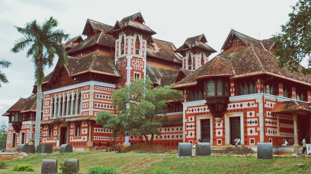 building exterior, architecture, built structure, tree, house, residential structure, sky, residential building, facade, window, exterior, low angle view, day, outdoors, clear sky, building, roof, no people, old, history