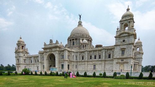 People against historic building in city