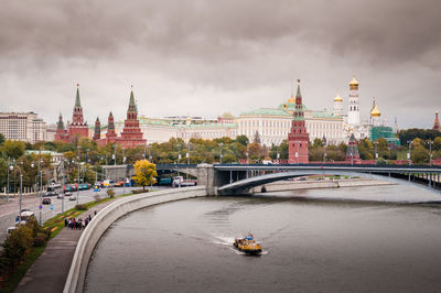 Moskow moskva river curve, kremlin palace building with bolshoy kemenny bridge on cloudy rainy day